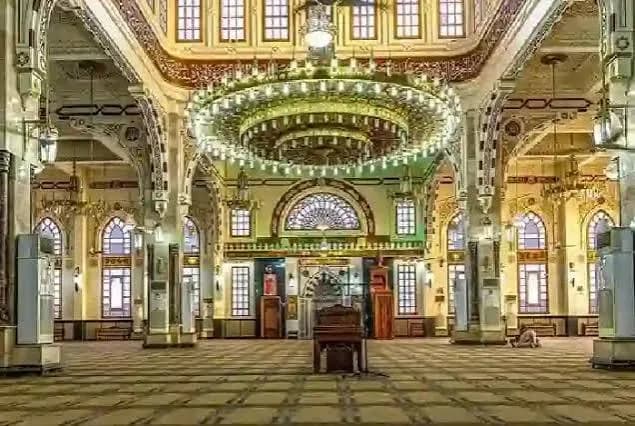 Das prunkvolle, von Kronleuchtern beleuchtete Innere der El-Mina-Moschee in Hurghada